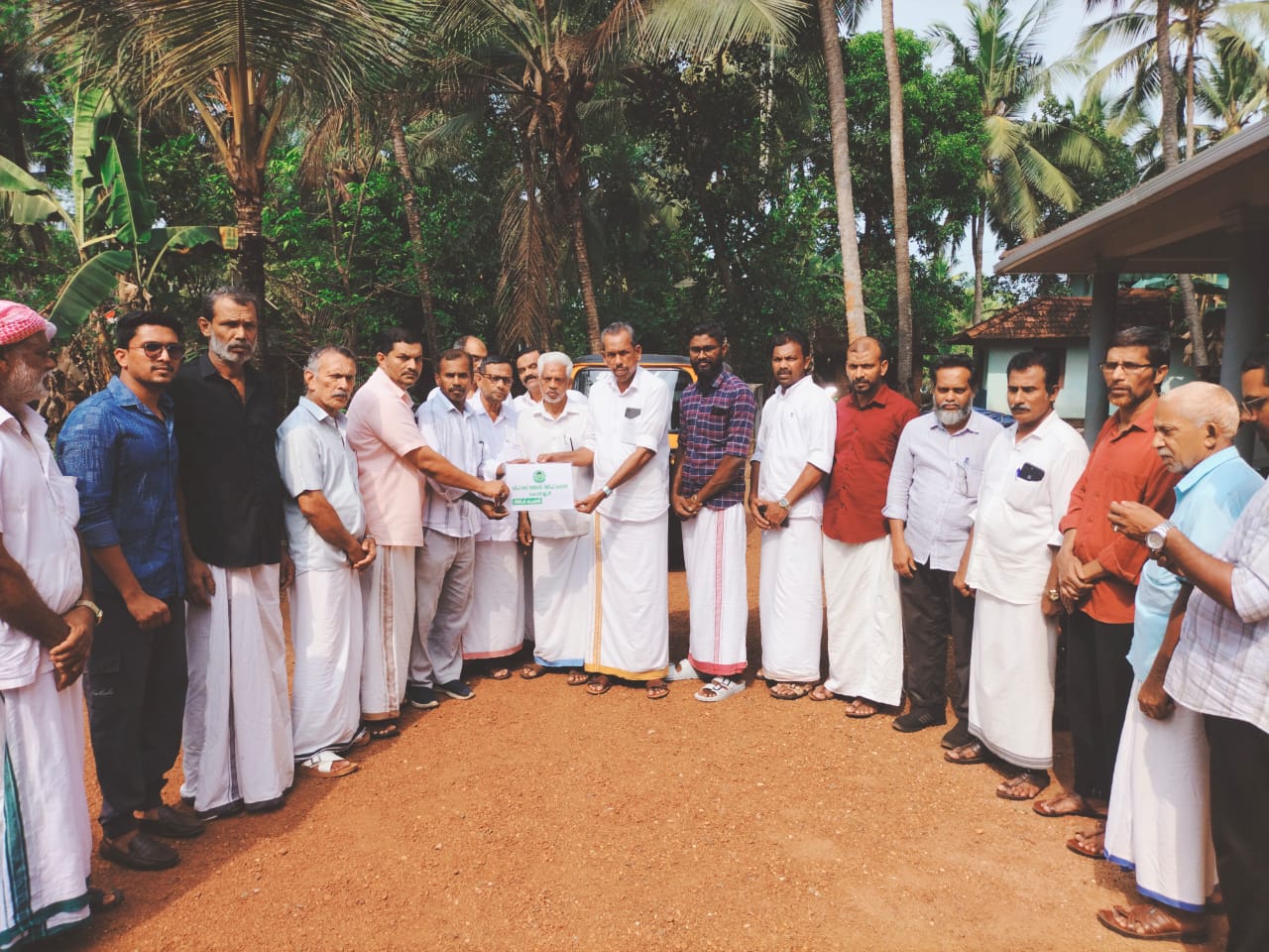 കൊന്നല്ലൂർ  ശിഹാബ് തങ്ങൾ റിലീഫ് കമ്മിറ്റി നൽകി വരുന്ന വിഭവ കിറ്റുകളുടെ വിതരണോദ്ഘാടനം   STU സംസ്ഥാന സെക്രട്ടറി ആതവനാട് മുഹമ്മദ് കുട്ടി നിർവഹിച്ചു