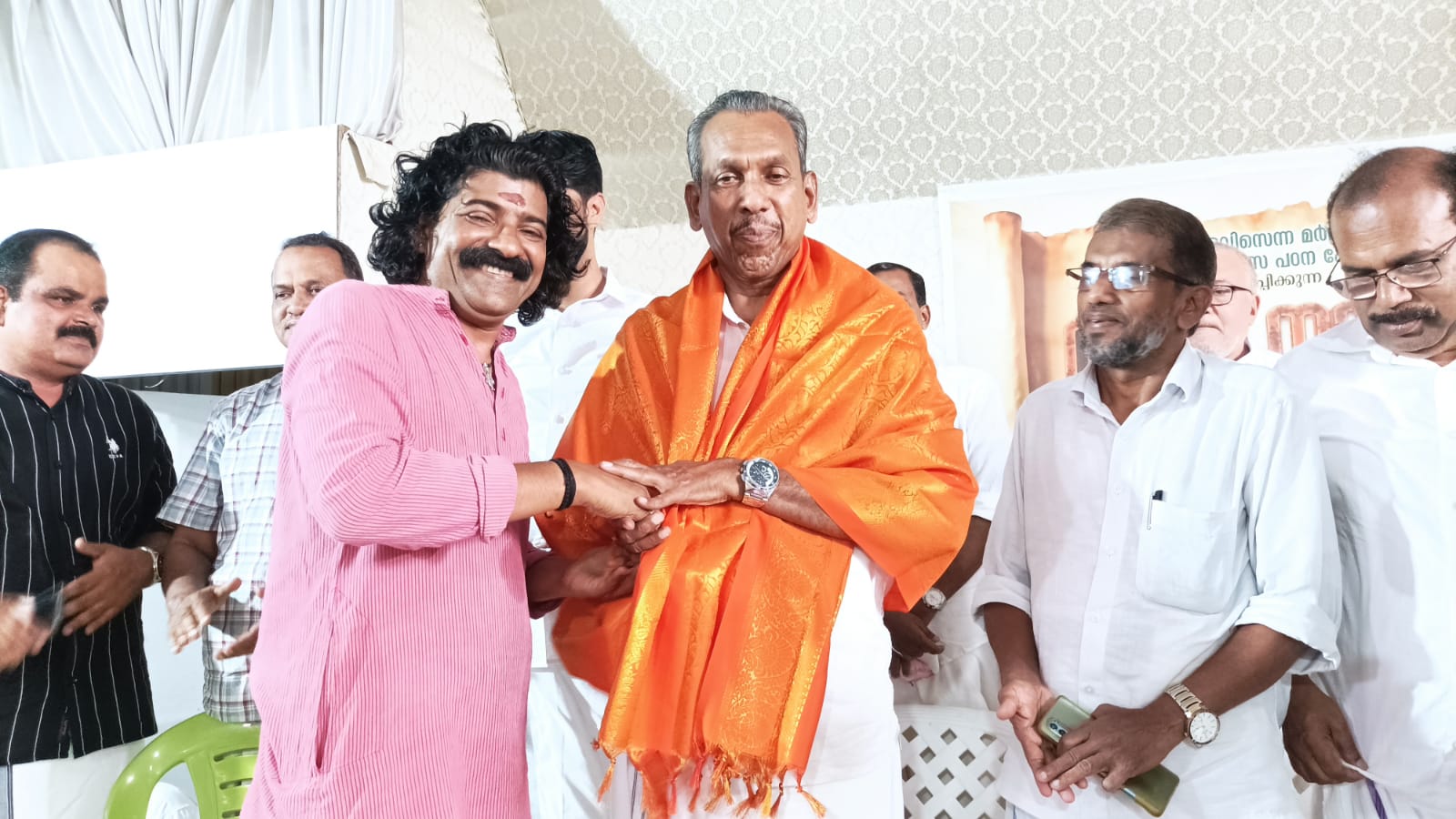 അഭിസന്ന കളരി സംഘം ആതവനാട് മുഹമ്മദ് കുട്ടിയെ ആദരിച്ചു പൊന്നാടയണിയിച്ചത് പ്രശസ്ത സംഗീതജ്ഞൻ ഞെരളത്ത് ഹരിഗോവിന്ദൻ 