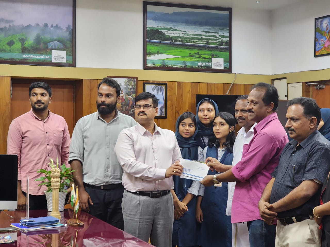 ഭക്ഷ്യ മേള ഒരുക്കി വിദ്യാർത്ഥികൾ ഫണ്ട് കളക്ടറെ ഏൽപ്പിച്ചു 