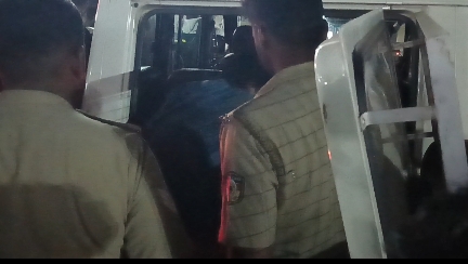 തിരൂരിൽ ബസ് തൊഴിലാളികൾക്ക് നേരെ ആയുധം ഉപയോഗിച്ച് ആക്രമണം, ആയുധം ഉപയോഗിച്ച് കുത്തി രക്ഷപ്പെടാൻ നോക്കിയ ആളെ നാട്ടുകാർ ചേർന്ന് പിടികൂടി. കുത്തേറ്റ് കണ്ടക്ടറും ക്ലീനറും തിരൂർ ജില്ലാ ആശുപത്രിയിൽ ചികിത്സയിൽ 