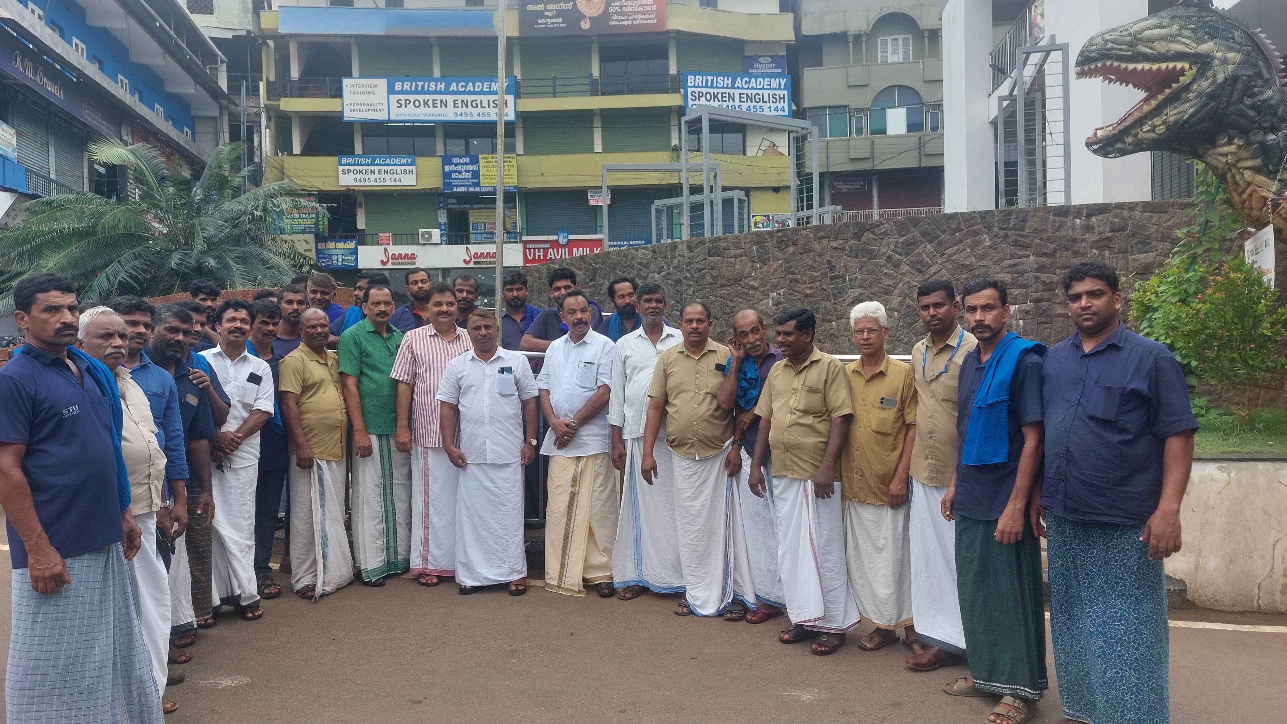സ്ഥാപക ദിനം എസ് ടി യു കോട്ടക്കൽ ബസ്റ്റാൻഡ് പരിസരത്ത് പതാക ഉയർത്തി